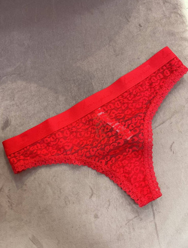 Трусики стрінги мереживні з логорезинкою червоні Wear Everywhere Lace Thong Panty